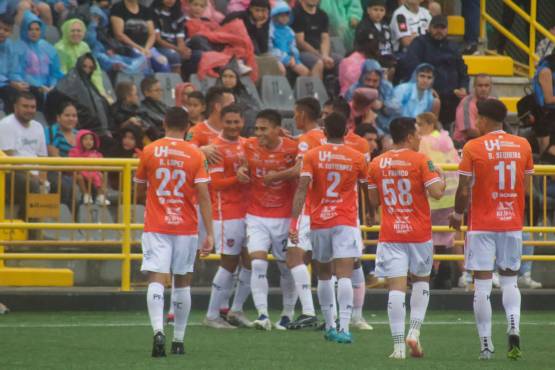 Diego Vázquez debutó en el banquillo del Puntarenas goleando 3-0 al Sporting San José.
