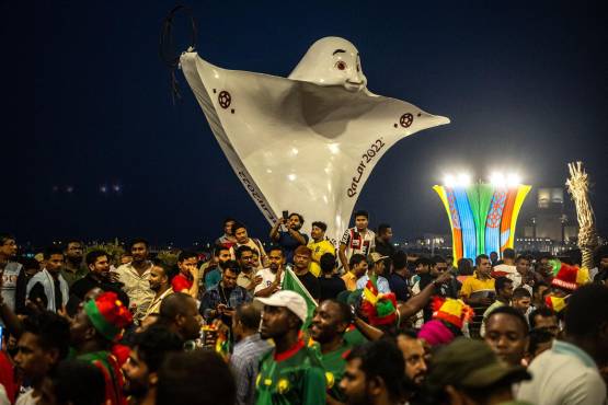 La fiesta del mundial ya se vive en las calles de Doha en Qatar. La afluencia del público se sigue masificando. FOTO: AFP.