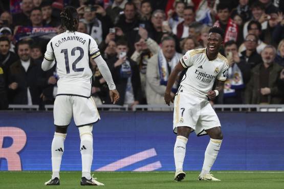 Vinicius celebrando su anotación con Camavinga. Siempre bailando.