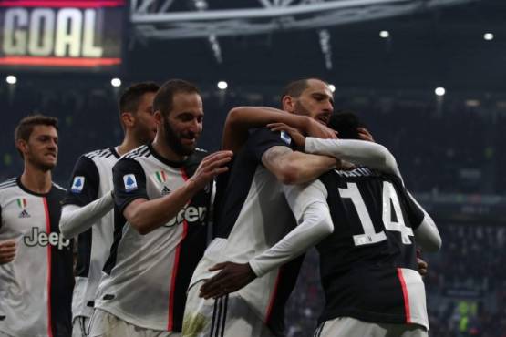 Juventus' Colombian midfielder Juan Cuadrado (R) celebrates with Juventus' Italian defender Leonardo Bonucci, Juventus' Argentinian forward Gonzalo Higuain and teammates after scoring during the Italian Serie A football match Juventus vs Brescia on February 16, 2020 at the Juventus stadium in Turin. (Photo by Isabella BONOTTO / AFP)