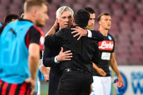 Napoli's Italian coach Carlo Ancelotti (C-L) embraces AC Milan's Italian coach Gennaro Gattuso after the Italian Serie A football match Napoli vs AC Milan on August 25, 2018 at the San Paolo Stadium in Naples. / AFP PHOTO / Alberto PIZZOLI