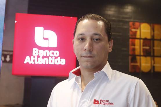 Carlos Mendoza, Vicepresidente Regional de Zona Norte de Banco Atlántida, estuvo presente en la premiación a los fieles clientes.