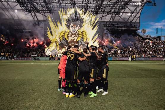 La afición del LAFC sacó este linda manta relacionada con Dragon Ball Z.