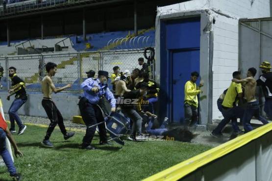 El sábado anterior integrantes de la barra de Marathón ingresaron con camisas negras al Morazán provocando agresiones con aficionados rivales lo que generó la invasión al campo lo que terminó con la suspensión del partido al minuto 29.