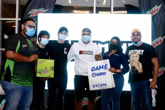 Carlos Martínez posa felizmente con sus premios, los organizadores del evento, animadores y personal de las marcas patrocinadoras.