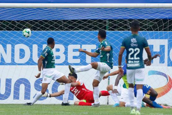 Kemsie Abbott puso el 1-0 del Olancho FC sobre Marathón. FOTO: Neptalí Romero