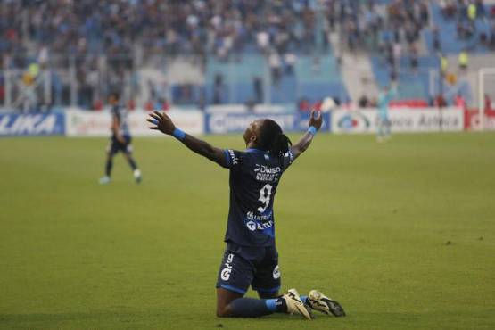 Rubilio Castillo celebrando su gol ante Olimpia.