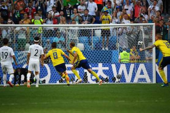 Sweden's defender Andreas Granqvist (C) gestures after scoring a penalty during the Russia 2018 World Cup Group F football match between Sweden and South Korea at the Nizhny Novgorod Stadium in Nizhny Novgorod on June 18, 2018. / AFP PHOTO / Johannes EISELE / RESTRICTED TO EDITORIAL USE - NO MOBILE PUSH ALERTS/DOWNLOADS