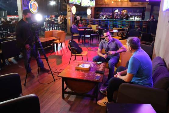 Victor Bustillo, periodista de Diario DIEZ, viajará a Estados Unidos para darle cobertura a la Delaware Super Cup. Acá en la imagen junto a técnico de la Selección de Honduras, Diego Vázquez.