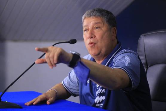 Hernán Gómez durante la conferencia de prensa post partido ante México. Foto: Moises Valenzuela.