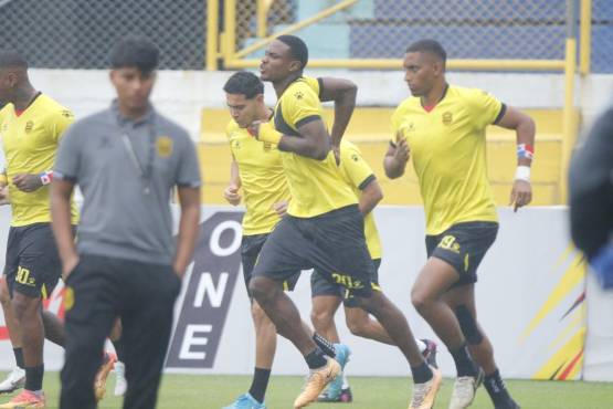 Futbolistas de Real España a su ingreso para el calentamiento.