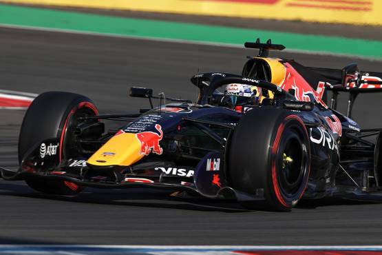 El piloto de Red Bull Racing Max Verstappen en acción durante la clasificación para el Gran Premio de Fórmula 1 de China, en Shanghai