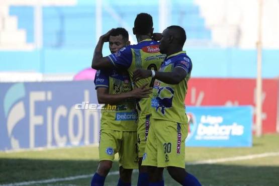 Damín Ramírez celebrando su anotación ante Olimpia en el Estadio Nacional. Foto: Marvin Salgado