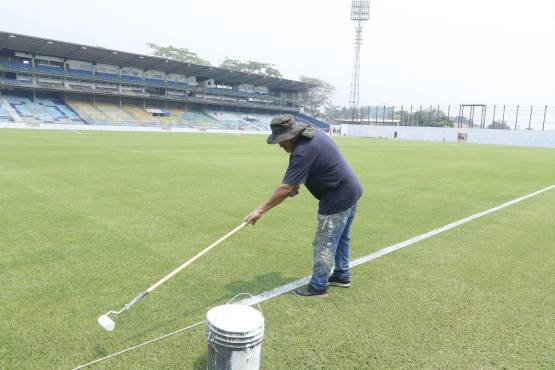 Mario Moncada, molesto con la empresa que hace los trabajos en el estadio Morazán: “Estoy frustrado; les di 20 días más”