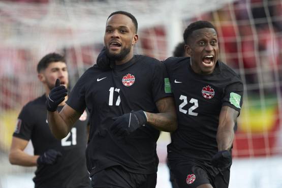 Canada’s Cyle Larin (L) celebrando su anotación ante Estados Unidos.