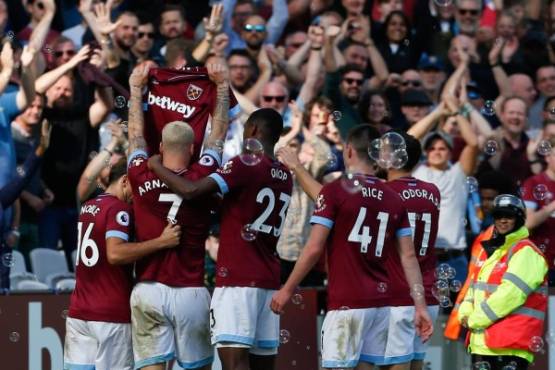West Ham United's Austrian midfielder Marko Arnautovic (2L) celebrates after scoring their third goal during the English Premier League football match between West Ham United and Manchester United at The London Stadium, in east London on September 29, 2018. / AFP PHOTO / Ian KINGTON / RESTRICTED TO EDITORIAL USE. No use with unauthorized audio, video, data, fixture lists, club/league logos or 'live' services. Online in-match use limited to 120 images. An additional 40 images may be used in extra time. No video emulation. Social media in-match use limited to 120 images. An additional 40 images may be used in extra time. No use in betting publications, games or single club/league/player publications. /