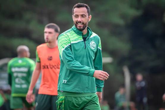 Nené, excompañero de ataque de Ibrahimovic en el PSG, sigue vigente a sus 42 años