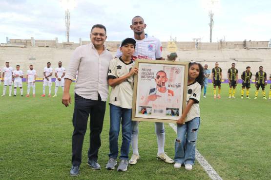 Jerry Bengtson recibe homenaje de Olimpia y Liga Nacional por romper récord de goleo histórico en Honduras