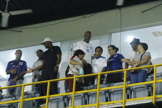 David Suazo observando desde las gradas el partido de la Sub-17.