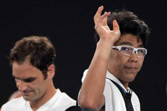 EPA6512. MELBOURNE (AUSTRALIA), 26/01/2018.- El tenista surcoreano Hyeon Chung (d) se despide del público tras tener que retirarse por sufrir ampollas en la parte inferior del pie izquierdo durante la semifinal del Abierto de Australia que le enfrentó al suizo Roger Federer, en Melbourne, Australia, hoy, 26 de enero de 2018. Federer se medirá en la final con el croata Marin Cilic. EFE/TRACEY NEARMY