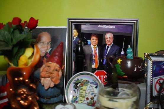 Hugo Carrillo junto al presidente de Real Madrid, Florentino Pérez.