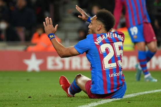 Aubameyang pidió revisar la jugada, pero el VAR dijo que no era penal.