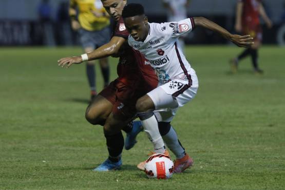 Bryan Félix, jugador del Alajuelense, domina la pelota ante la marca de Alejandro Reyes, futbolista del Real España.