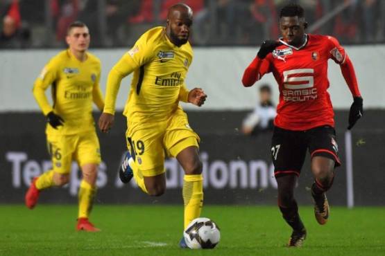 Paris Saint-Germain's midfielder Lassana Diarra (C) runs with the ball during the French League Cup football semi-final match between Rennes and Paris Saint-Germain at the Roazhon Park stadium in Rennes on January 30, 2018. / AFP PHOTO / LOIC VENANCE