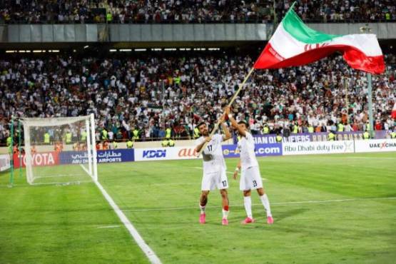 IR014. TEHERÁN (IRÁN), 12/06/2017.- Los jugadores iraníes Mehdi Taremi (I) y Ramin Rezaeian (D), celebran tras la victoria frente a la selección de Uzbekistán hoy, lunes 12 de junio de 2017, en el Azadi Stadium, en Teherán (Irán). En el partido de clasificación entre Irán y Uzbekistán, ganó la selección iraní 2-0 y se clasifica para la Copa Mundial de la FIFA 2018. EFE/ABEDIN TAHERKENAREH