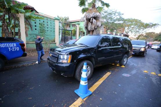 Camionetas blindadas, cientos de policías y seguridad aérea, así está la residencia de Juan Orlando Hernández.