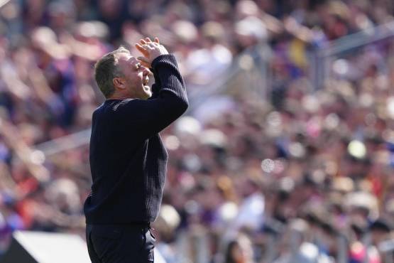 El entrenador del FC Barcelona Hansi Flick durante su partido de la jornada 29 de LaLiga EA Sports en el Camp Nou, este domingo.