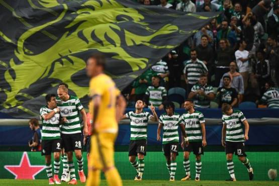 Sporting players celebrate after Sporting's Brazilian midfielder Bruno Cesar (C) scored against Juventus FC during the Champions League, Group D, football match Sporting CP vs Juventus FC at Alvalade stadium in Lisbon on October 31, 2017. / AFP PHOTO / PATRICIA DE MELO MOREIRA