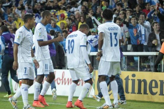Carlo Costly celebra su gol junto a Luis Garrido, Emilio Izaguirre y Jerry Bengtson durante el partido Honduras vrs Ecuador, partido de la fase de grupos, grupo E, Brasil 2014. Partido finalizÃ³ 2-1 a favor de los ecuatorianos, el 20-Jun-2014 en Arena da Baixada, Curitiba. Foto por Ronal Aceituno. (Archivada por: JOSE VALLE)