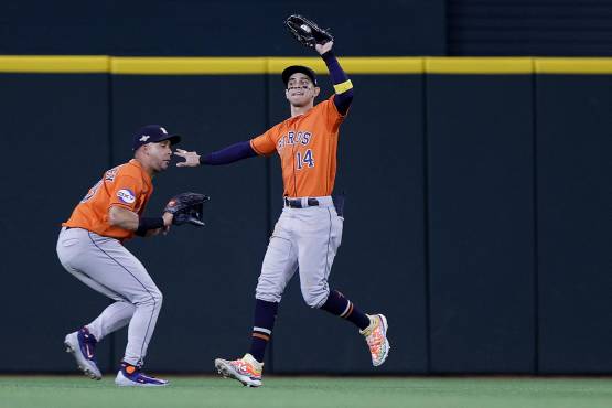 Mauricio Dubón hizo siete outs jugando en el jardín central en el Global Life Field.