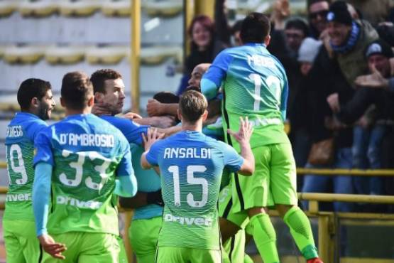 Inter Milan's players celebrate after Brazilian forward Gabriel Barbosa Almeida scored a goal during the Italian Serie A football match Bologna vs Inter-Milan at the Dall'Ara Stadium in Bologna on Febuary 19, 2017. / AFP PHOTO / FILIPPO MONTEFORTE