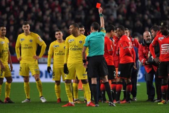 Paris Saint-Germain's French forward Kylian Mbappe (L) reacts as the referee gives him a red card during the French League Cup football semi-final match between Rennes and Paris Saint-Germain at the Roazhon Park stadium in Rennes on January 30, 2018. / AFP PHOTO / LOIC VENANCE