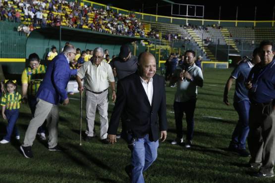 Luis Girón se sincera sobre Parrillas One ¿Impone alineaciones? ¿Es rentable La Lima? ¿Qué pasó con el niño de 14 años que debutó en amistoso?