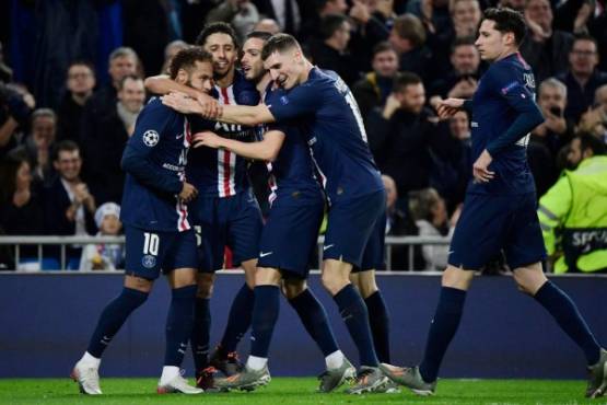 Paris Saint-Germain's Spanish midfielder Pablo Sarabia (3L) celebrates his goal with teammates during the UEFA Champions League group A football match against Paris Saint-Germain FC at the Santiago Bernabeu stadium in Madrid on November 26, 2019. (Photo by JAVIER SORIANO / AFP)
