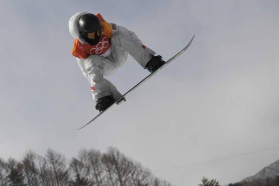 US Shaun White competes during qualification of the men's snowboard halfpipe at the Phoenix Park during the Pyeongchang 2018 Winter Olympic Games on February 13, 2018 in Pyeongchang. / AFP PHOTO / LOIC VENANCE