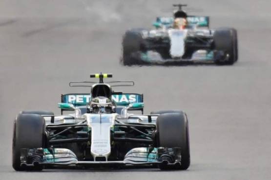 Mercedes' Finnish driver Valtteri Bottas steers his car followed by Mercedes' British driver Lewis Hamilton during the Abu Dhabi Formula One Grand Prix at the Yas Marina circuit on November 26, 2017. / AFP PHOTO / Giuseppe CACACE