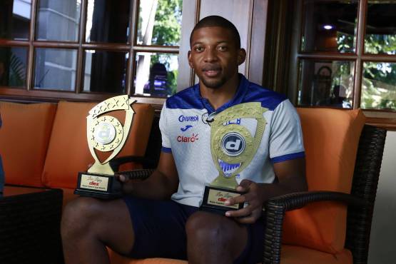 Luis López posando con lo premios de Mejor Jugador de Liga y Mejor Portero. Foto Neptalí Romero