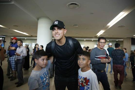Los catrachos dentro del Aeropuerto de Palmerola no dejaron la oportunidad de fotografiarse con el futbolista del momento.