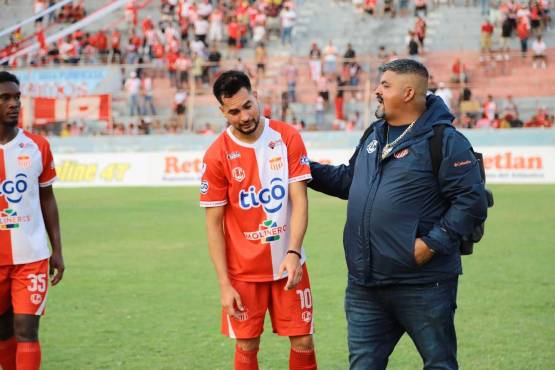 Luis Cruz ha prometido un premio económico al plantel de jugadores del Vida si salvan la categoría.