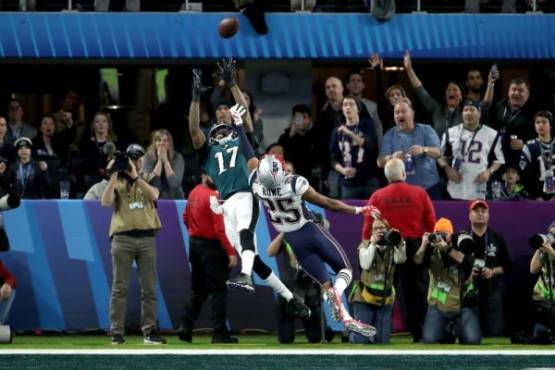 MINNEAPOLIS, MN - FEBRUARY 04: Alshon Jeffery #17 of the Philadelphia Eagles catches a 34 yard pass, over Eric Rowe #25 of the New England Patriots, for a touchdown during the first quarter in Super Bowl LII at U.S. Bank Stadium on February 4, 2018 in Minneapolis, Minnesota. Andy Lyons/Getty Images/AFP