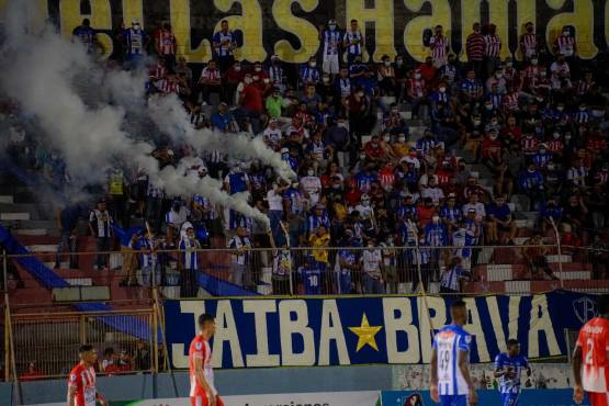 Foto de la afición del Victoria en el fondo durante el clásico ceibeño: Imagen cortesía CD Victoria