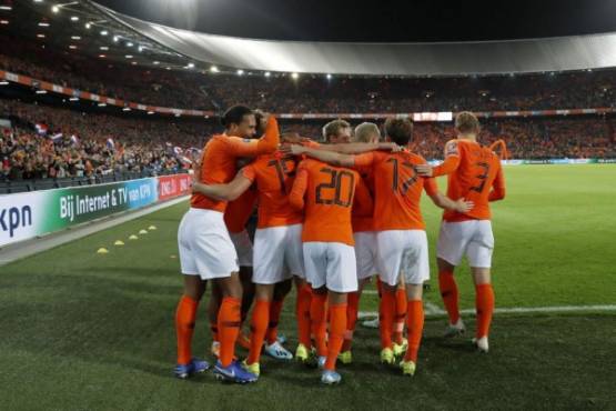 (From L) Netherlands' Virgil van Dijk, Luuk de Jong, Donyell Malen, Frenkie de Jong, Donny van de Beek, Daley Blind, and Matthijs de Ligt celebrate after a goal during the UEFA Euro 2020 group C qualifying football match between the Netherlands and Northern Ireland in Rotterdam on October 10, 2019. (Photo by Maurice van STEEN / ANP / AFP) / Netherlands OUT