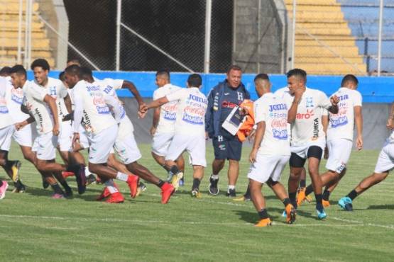 Honduras vs El Salvador Amistoso BBVA Stadium de Houston.-Carlos RamÃ³n TÃ¡bora HernÃ¡ndez es un ex-futbolista, pedagogo y entrenador hondureÃ±o. Actualmente dirige a la SelecciÃ³n de fÃºtbol de Honduras
