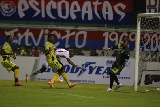 Jerry Bengston anotó de cabeza el primer gol de Olimpia ante Génesis gracias al pase de Arboleda, quien estaba en fuera de lugar.