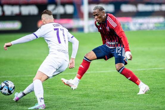 Deiby Flores es parte del elenco estelar del Fehérvár FC de Hungría.