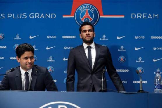 Paris Saint Germain's (PSG) new Brazilian defender Dani Alves (R) and PSG's Qatari president Nasser Al-Khelaifi (R) give a press conference on July 12, 2017, in Paris.Alves has signed a two-year deal with Paris Saint-Germain, the French club confirmed on July 12. / AFP PHOTO / Thomas Samson